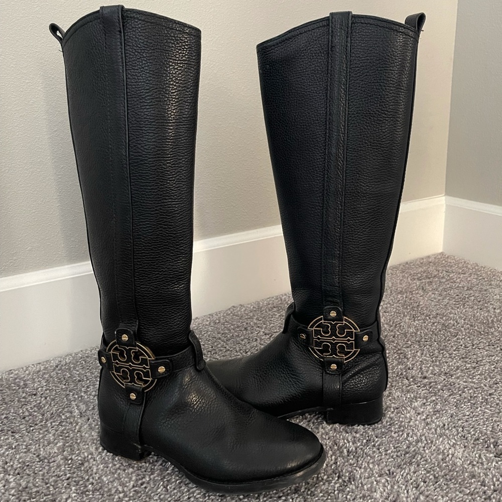 Worn a few times. Size 5.
